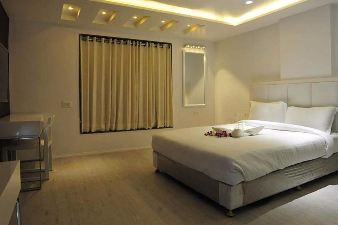 Grand Nakshatra Hotel Ānand Exteriér fotografie